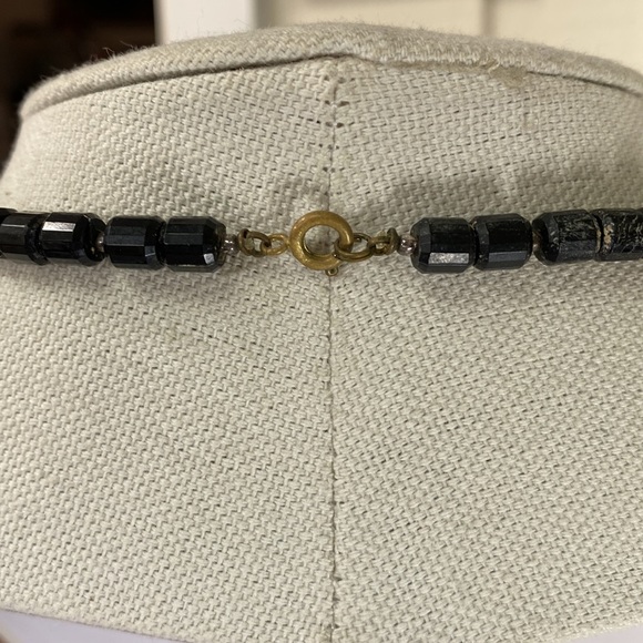 Interesting vintage black faceted barrel bead necklace - Picture 5 of 7